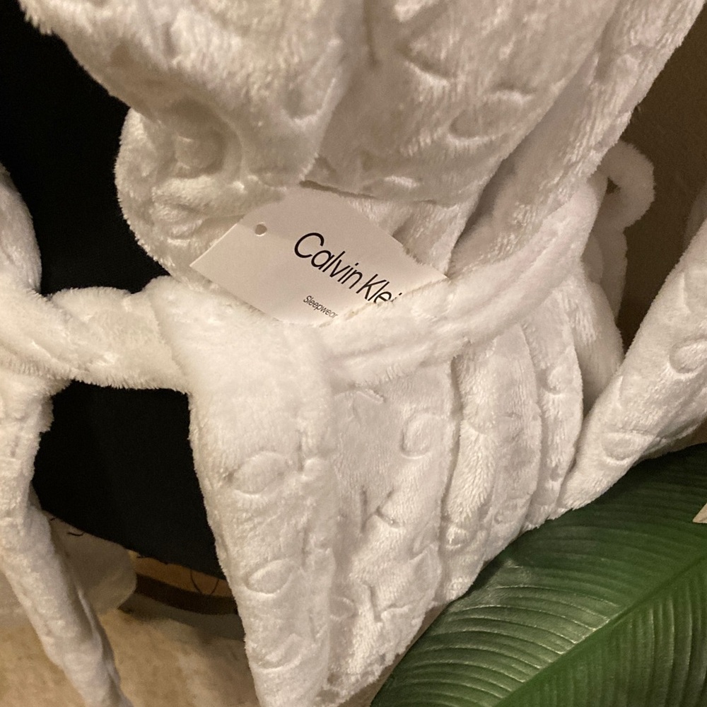 Calvin Klein Embossed White Robe - Picture 2 of 7